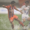 [ J1：第23節 新潟 vs 仙台 ]　試合の途中からは大雨が降り、ボールが転がらない状態に。そんな...