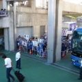 [ J2：第31節 富山 vs 大分 ]　富山の選手を乗せたバスが到着しました。サポーターがまじかに激...