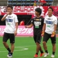 [ J2：第31節 熊本 vs 横浜FC ]　ピッチ状態を碩上マネージャーと一緒にチェックするのは、養...
