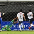 [ J2：第32節 長崎 vs 横浜FC ]　PKで1点のリードを奪った長崎だったが、84分、今度は横...