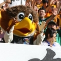 [ J1：第28節 仙台 vs 浦和 ]　仙台のスタンドには勝利を願うベガッ太の姿があった。
（写真）...
