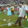 [ J2：第37節 千葉 vs 大分 ]　試合開始前には熊谷俊人千葉市長によるご挨拶、花束贈呈、キック...
