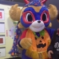 [ J1：第29節 Ｆ東京 vs 広島 ]　東京ドロンパはハロウィンの衣装で、コンコースで両チームのサ...