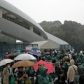 [ J2：第39節 福岡 vs 松本 ]　開門直前のアウェイゲート。地元のテレビ局スタッフが「こんなに...