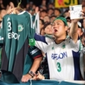[ J2：第39節 福岡 vs 松本 ]　３番の松本のユニフォームと松田直樹さんのサインを持ち、声援を...