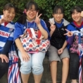 [ J1：第31節 横浜FM vs 浦和 ]　れいさん、みーたん、ひじりさんの三姉妹とお母さんのまこさ...