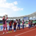 [ J2：第40節 長崎 vs 東京Ｖ ]　試合終了後、サポーターに挨拶をする長崎の選手たち。...