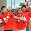 [ J2：第40節 熊本 vs 愛媛 ]　ホーム最終戦を勝利で飾った熊本の選手たち。引退を発表した吉井...