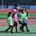 [ J2：第41節 湘南 vs 横浜FC ]　ベルマーレクイーンとともにスタジアムツアーを楽しむ子ども...
