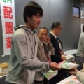 [ J2：第42節 札幌 vs 磐田 ]　配置薬事業のPRブースには阿波加選手が。先着のプレゼントを手...