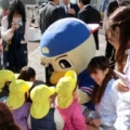 [ 横浜FM：港北警察署「交番の日制定記念日」にＦ・マリノスが参加 ]　小さなお友だちに囲まれるマリノ...