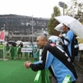 [ J1：第33節 川崎Ｆ vs 広島 ]　伊藤宏樹のミニサッカーを楽しげに見つめる川崎山脈のお二人。...