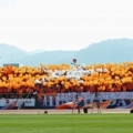 [ J2・J3入れ替え戦：第1戦 長野 vs 讃岐 ]　選手入場時、長野のサポーターはオレンジ色にスタ...